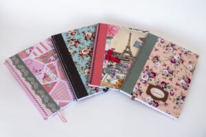 Capas de cadernos personalizados com a técnica de cartonagem